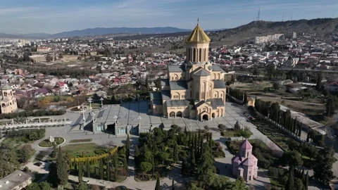 Aerial view of Holy Trinity Cathedral Sameba in Tbilisi Georgia 스톡 동영상 235986874