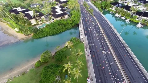 Aerial view of Honolulu Marathon runners Vídeo Stock 70972753
