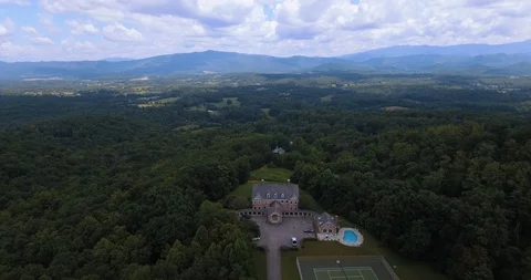 An aerial view of the house in forest during summer, with a mix of evergreen 動画素材 99618403