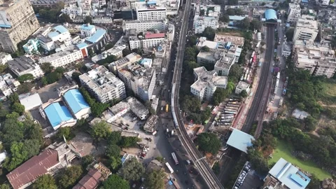 Aerial view of Hyderabad featuring an elevated metro line running through dense Видео 333295054