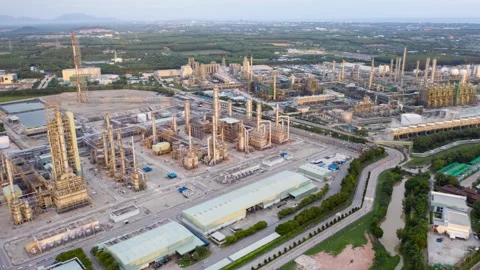 Aerial view hyper lapse oil refinery, refinery plant Stock-Footage 133505452