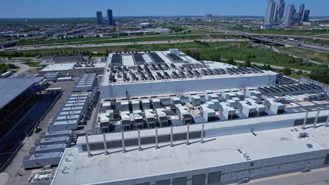 Aerial view of Hyperscale Datacenter, AI data center cooling systems, pipin.. Vídeos de archivo 336512278