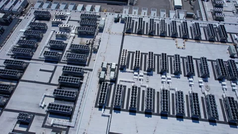 Aerial view of Hyperscale Datacenter, AI data center cooling systems, pipin.. 库存影片 336512431