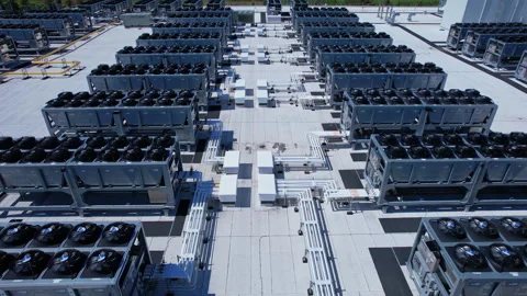 Aerial view of Hyperscale Datacenter, AI data center cooling systems, pipin.. 库存影片 336512645
