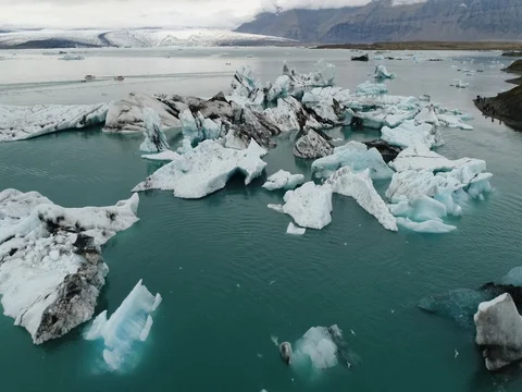 Aerial view of icebergs and formations in Jokulsarlon Glacier Lagoon river 库存影片 80621180