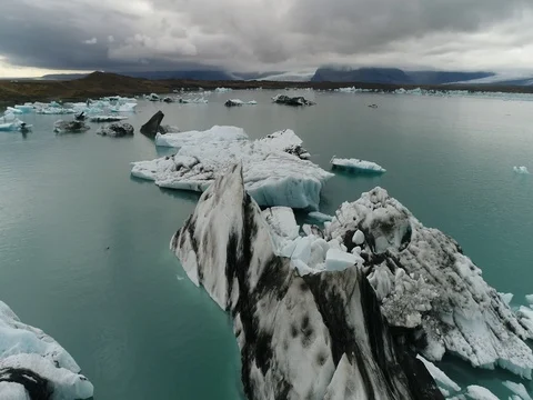 Aerial view of icebergs and formations in Jokulsarlon Glacier Lagoon river Vídeo Stock 80621206