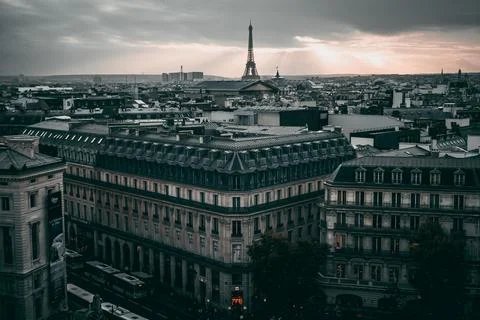 Aerial view of the iconic Eiffel Tower in Paris, France on a cloudy day Stockfoto's