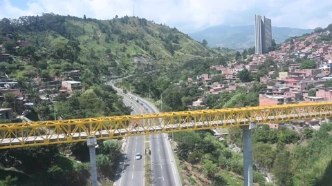 Aerial view from  the iconic Metrocable (cable car) system over Comuna 13 스톡 동영상 168253818