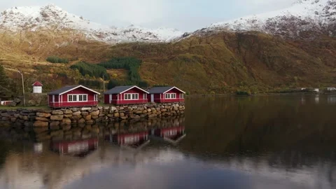 Aerial View of Iconic Red Rorbu Fishing Huts with Sod Roofs in the Lofoten Video stock 255352314
