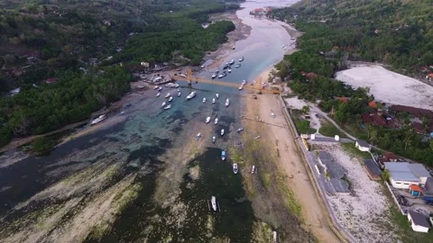 Aerial View of Iconic Yellow Bridge Connecting Nusa Ceningan and Nusa Lembongan Vídeos de archivo 345829521