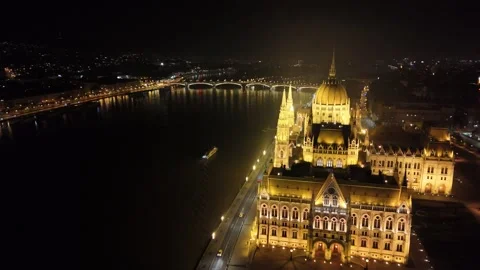 Aerial view of the illuminated Hungarian Parliament Building, Hungary. Vídeo Stock 340352853