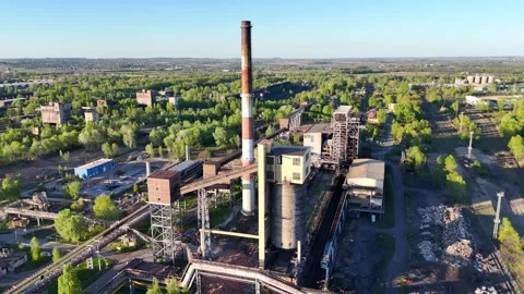 Aerial view of industrial complex with green trees and machinery Видео 334038723