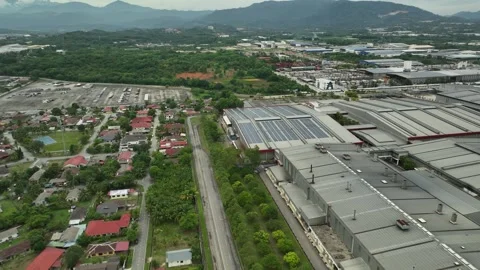 Aerial view of industrial complex with solar panels and residential area 库存影片 337330057