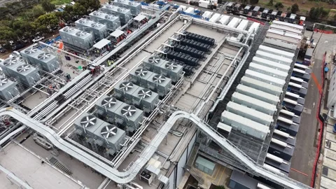 Aerial view of industrial data center cooling system Vidéo 340503483