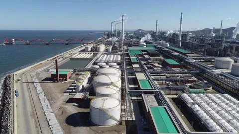 Aerial View of Industrial Refinery Complex with Storage Tanks and Smokestacks Vídeos de archivo 334637853