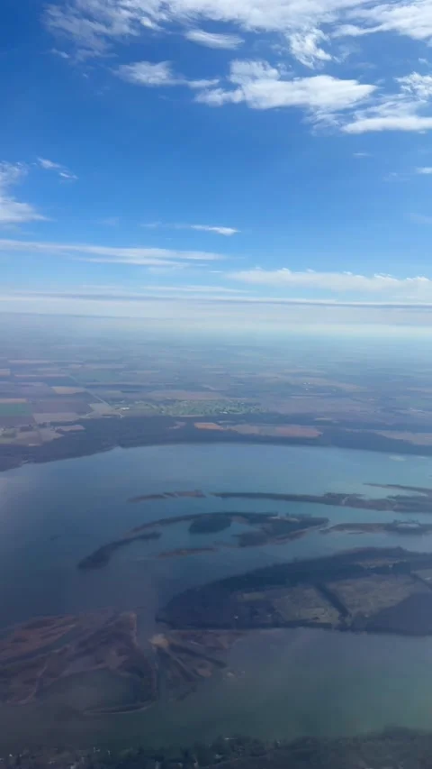 Aerial view of interconnected lakes and rivers with surrounding farmland under Vídeos de archivo 333806334