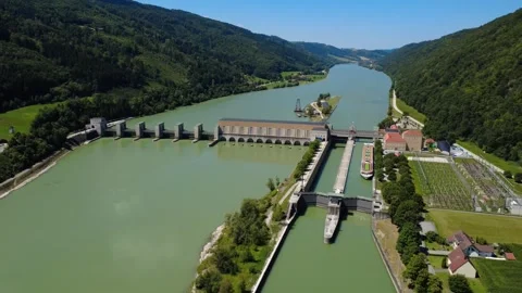Aerial view of the Jochenstein hydropower plant and lock on the river Danube Vidéo 340765519