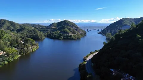 Aerial view of jose manuel de la sota bridge over roque lake in cordoba argentin 库存影片 333843479