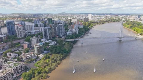 Aerial View of Kangaroo Point and Brisbane River in Brisbane Queensland Aus.. 스톡 동영상 338336109