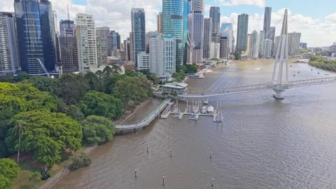 Aerial View of Kangaroo Point Bridge, Brisbane CBD and City Botanic Gardens Vídeo Stock 338335106