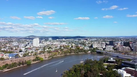Aerial view of Kangaroo Point suburb in Brisbane City Vidéo 136565111
