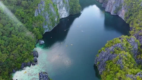 Aerial view of kayaking in big lagoon, miniloc island 스톡 동영상 342575575
