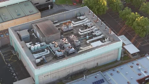 Aerial view of Knox data centre at dusk with illuminated rooftop equipment Vidéo 348028744