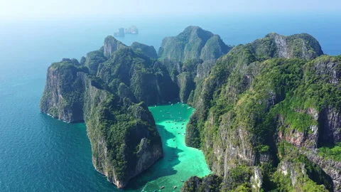 Aerial view of Koh Phi Phi island and the blue-green waters of Thailand Vídeos de archivo 235734154