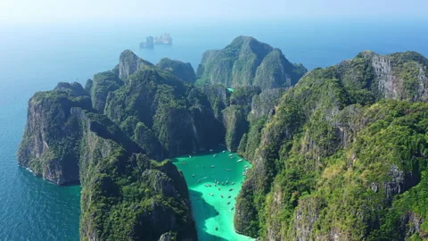Aerial view of Koh Phi Phi island and the blue-green waters of Thailand Vídeos de archivo 235734205