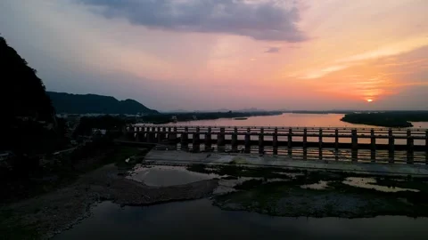 Aerial view of the Krishna river dam Prakasam Barrage at sunset in Vijayawa.. Stockbeeldmateriaal 339127662