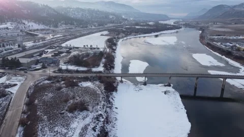 Aerial view of the Lafarge bridge over the South Thompson frozen river in cold w Vídeo Stock 231784942