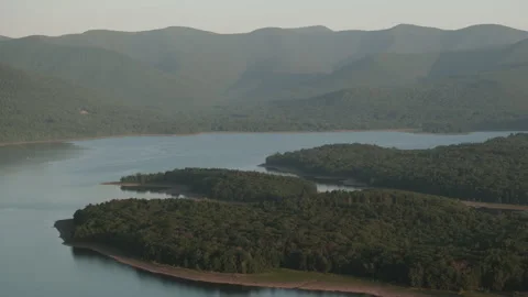 Aerial view of a lake in the Catskill Mountains at sunrise Vídeo Stock 343187660