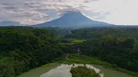 Aerial view of lake on the forest with mountain background. Merapi Volcano Vidéo 310280778