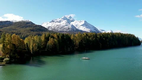 Aerial View Of Lake Surrounded By Trees In Autumn Colors - Engadine, Switzerland 库存影片 141539779
