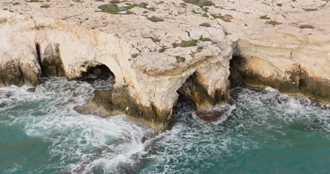 Aerial view of the landscape of waves crashing on the rocks. 库存影片 230325632