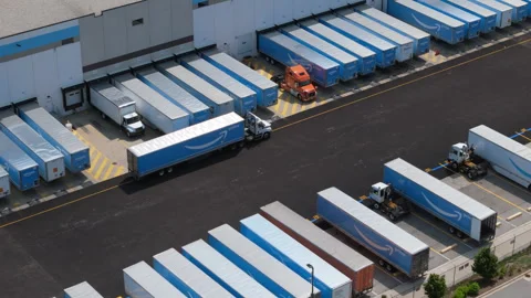 Aerial view of a large Amazon logistics distribution center with semi trucks Stockbeeldmateriaal 346792045