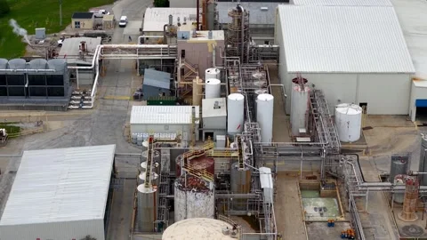 Aerial view of a large chemical processing plant 库存影片 343326829