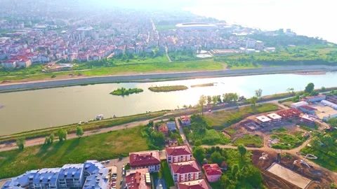 Aerial view a large city with a. Vídeo Stock 284683042