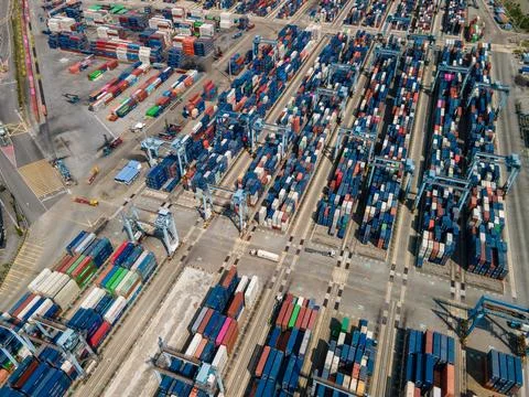 Aerial view of a large container yard with colorful shipping containers. Stock-Fotos