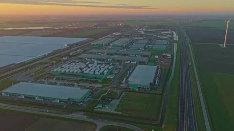 Aerial view of a large data center at sunrise with wind turbines 库存影片 331201134