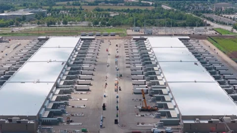 Aerial view of a large data center complex under construction with white roofs Vídeo Stock 345771690