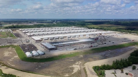 Aerial view of a large data center under construction Vídeo Stock 345771796