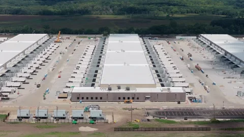 Aerial view of a large data center complex under construction Vídeo Stock 345771801
