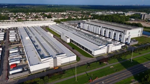 Aerial view of a large data center facility in Hilliard, Ohio for cloud Stock Footage 346821992
