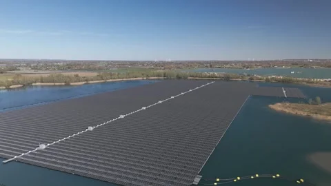 Aerial view of large floating solar farm on a lake producing sustainable electri 库存影片 332618305
