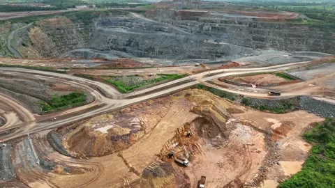 Aerial view of a large gold mining site. Vidéo 341906823