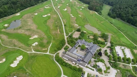 Aerial view of a large golf course Vidéo 109336181