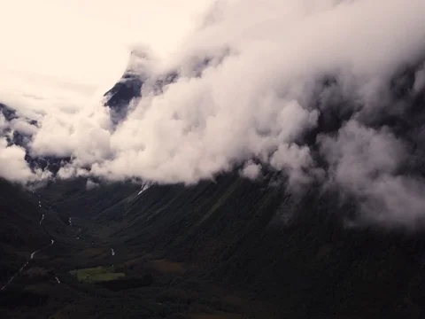 Aerial View of Large Mountain Covered in Fog, Trees, Forest in Norway 스톡 동영상 82981076