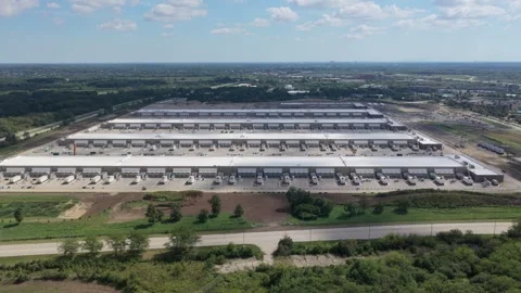 Aerial view of a large new data center construction site with loading docks Vídeo Stock 345771662