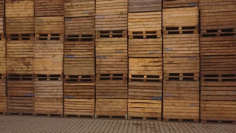 Aerial view of a large number of pallets. The pallets are stacked one by one Stockbeeldmateriaal 128508795